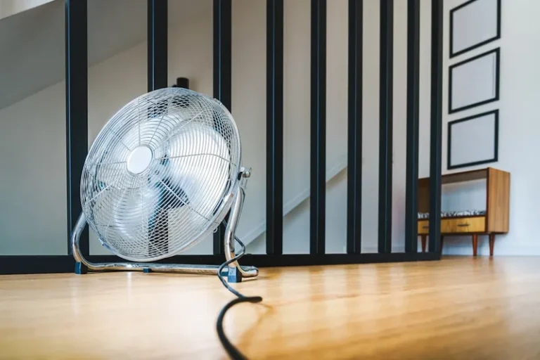 휴대용 선풍기를 물에 빠뜨렸다면 전원보다 건조가 먼저입니다